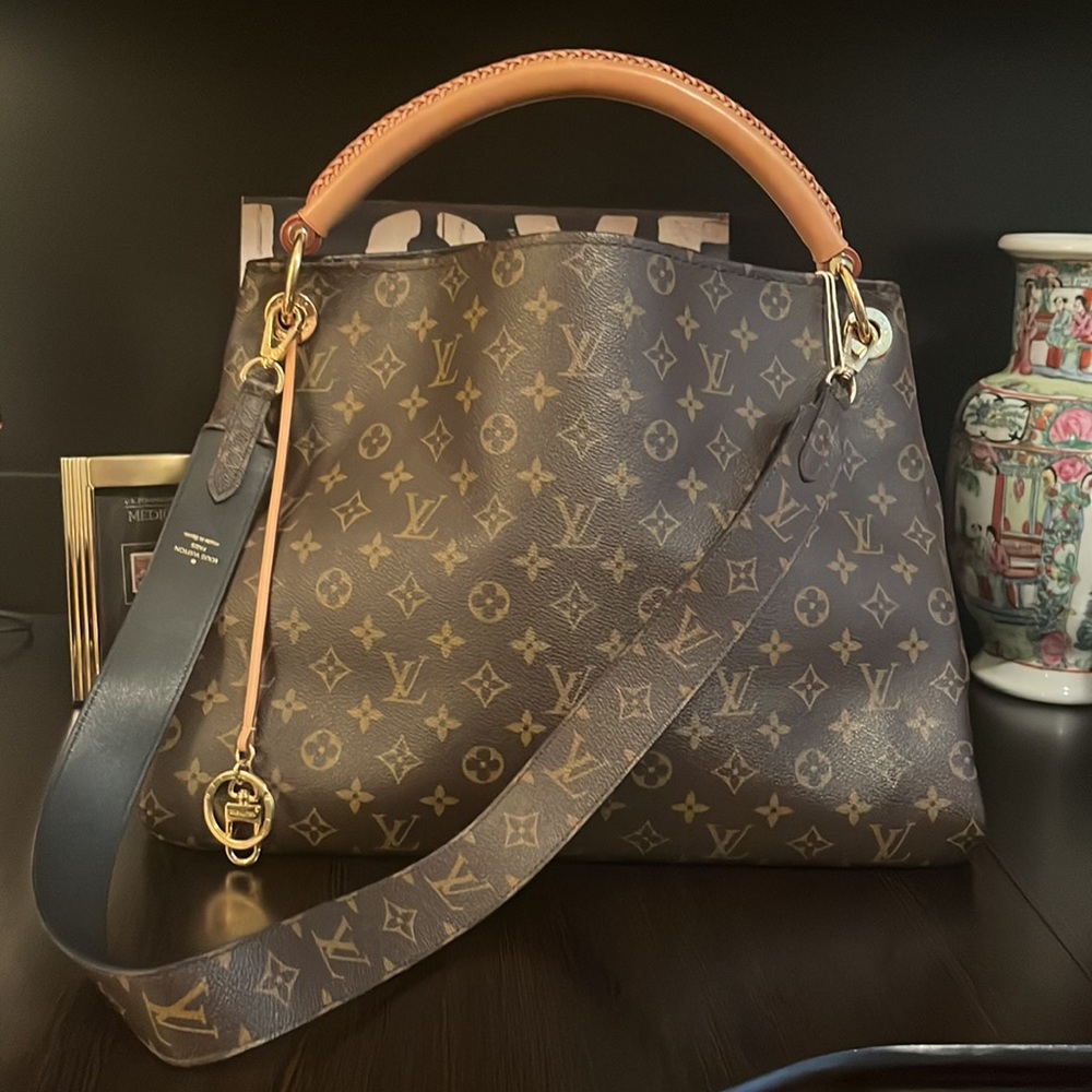 TRADE… Do not Purchase Louis Vuittion Artsy Brown Monogram Leather Shoulder Bag!